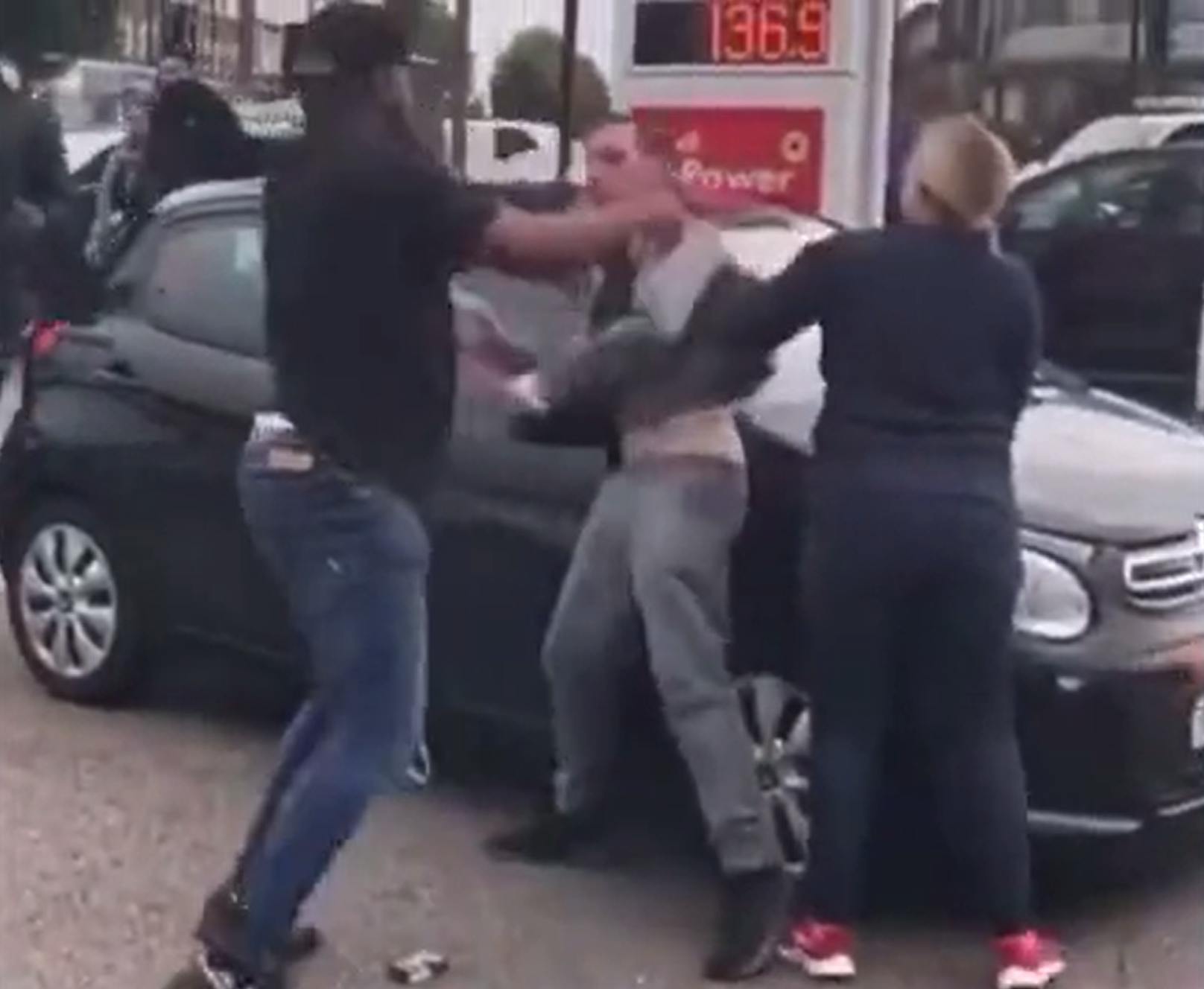 Verrückte Szenen: Menschen prügeln sich um jeden Tropfen Benzin
