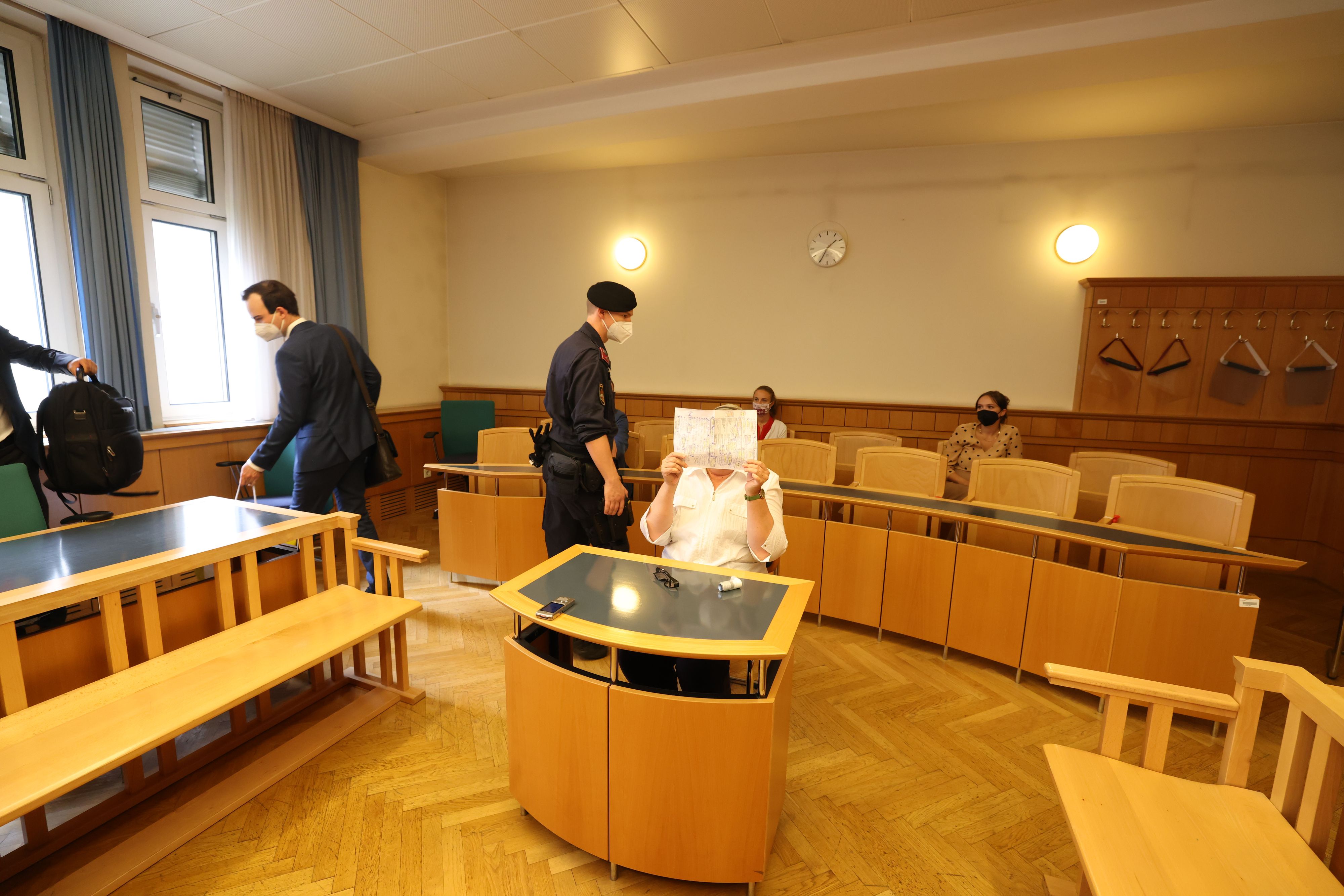 Die Angeklagte versteckte sich hinter einem Zettel.