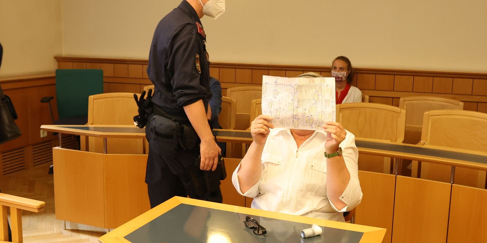 Die Angeklagte versteckte sich hinter einem Zettel.