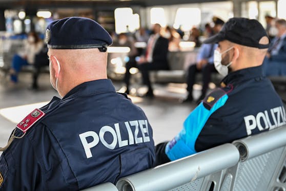 Drei Polizisten aus Österreich sind derzeit im Frontex-Einsatz an der albanisch-griechischen Grenze. Am Donnerstag traf Innenminister Karl Nehammer sie bei einem Medientermin in Durres.