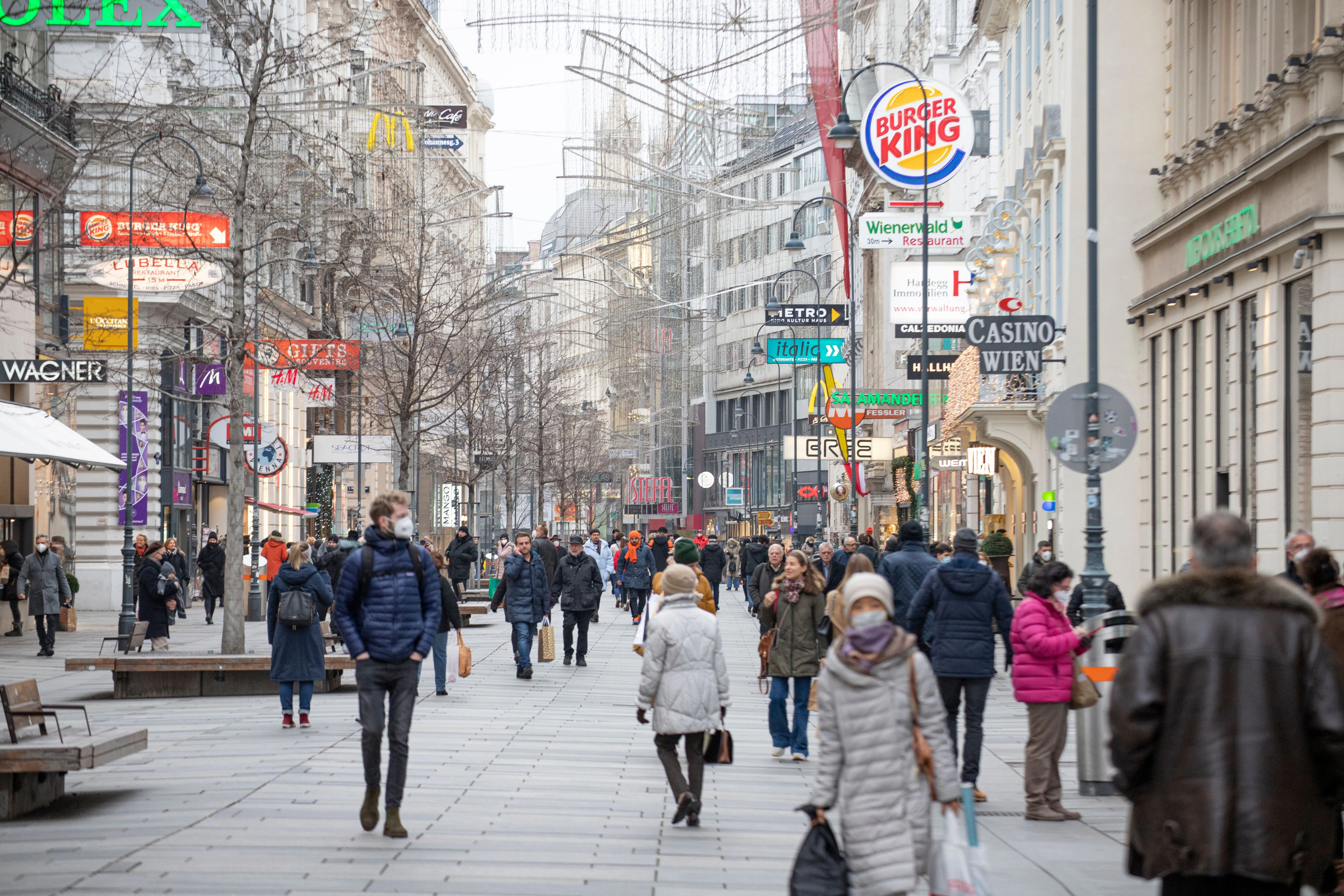 Menschen im Winter auf der Kärntner Straße