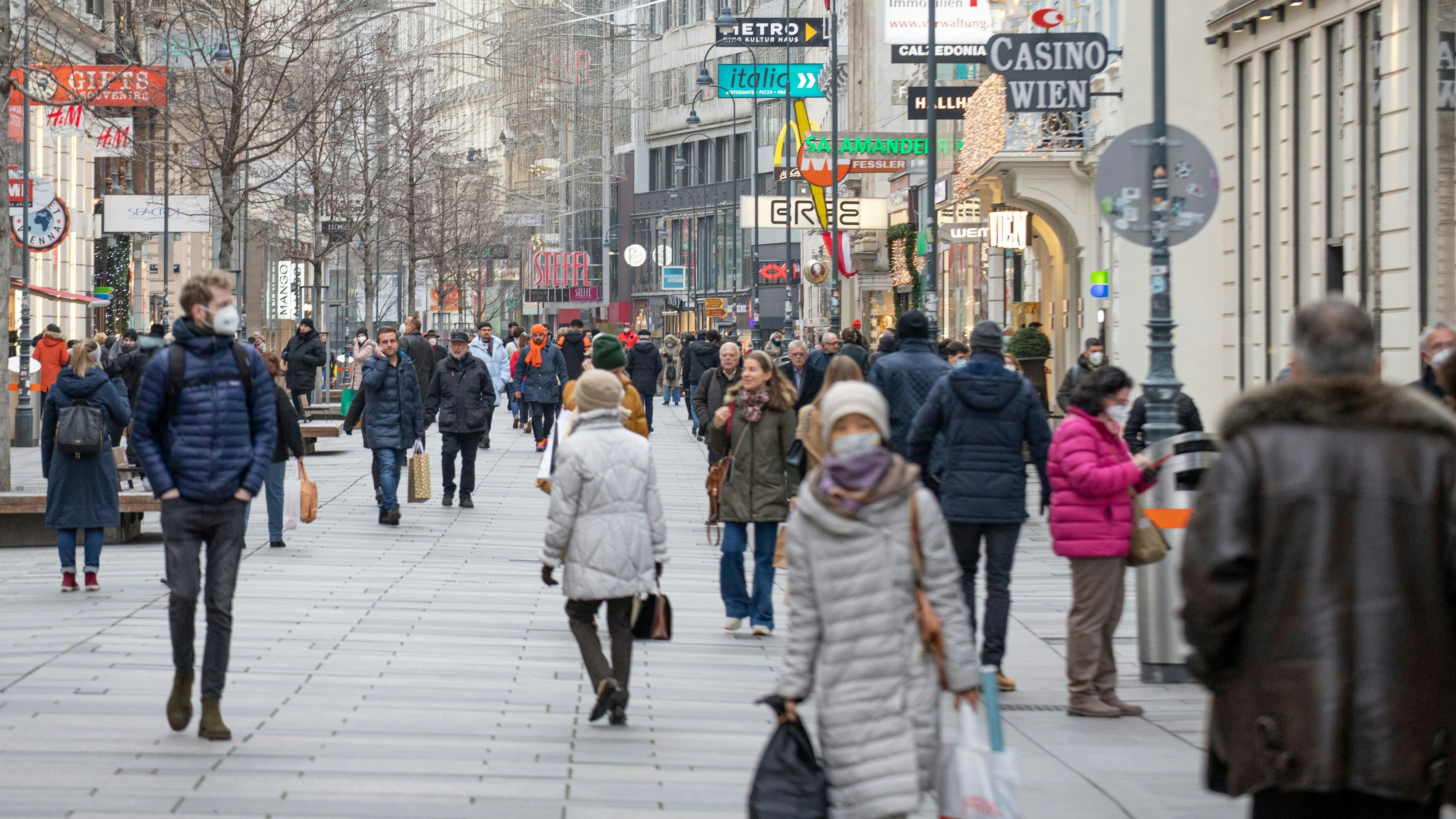Menschen im Winter auf der Kärntner Straße