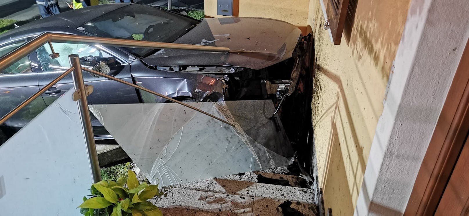 Ein 18-Jähriger krachte in Halbenrain mit dem PS-starken Audi seines Vaters nach einem Überholvorgang gegen eine Hausmauer.