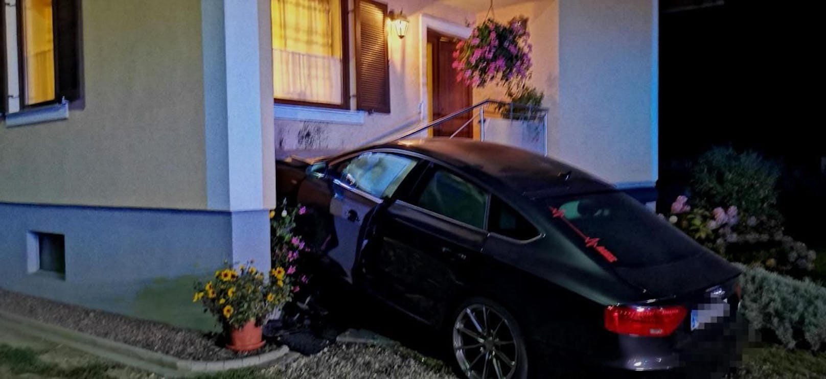 Ein 18-Jähriger krachte in Halbenrain mit dem PS-starken Audi seines Vaters nach einem Überholvorgang gegen eine Hausmauer.