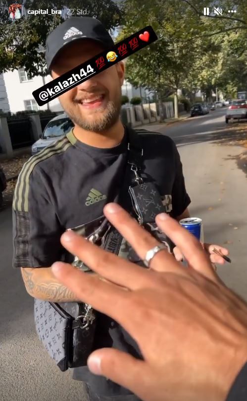 Capital Bra zeigt den Verlobungsring.