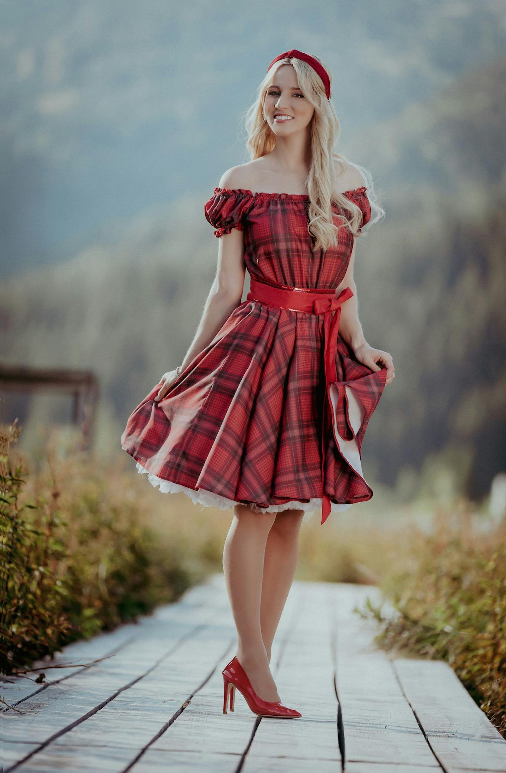 Romantisch verspielt ist das Bergbauernbuam-Kleid für Damen und Mädchen das perfekte Sommeroutfit.
