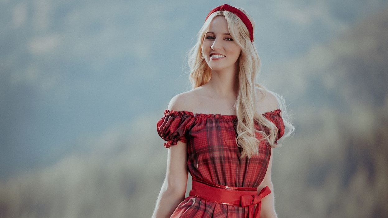 BILD zu OTS - Romantisch verspielt ist das Bergbauernbuam-Kleid fr Damen und Mdchen das perfekte Sommeroutfit.
