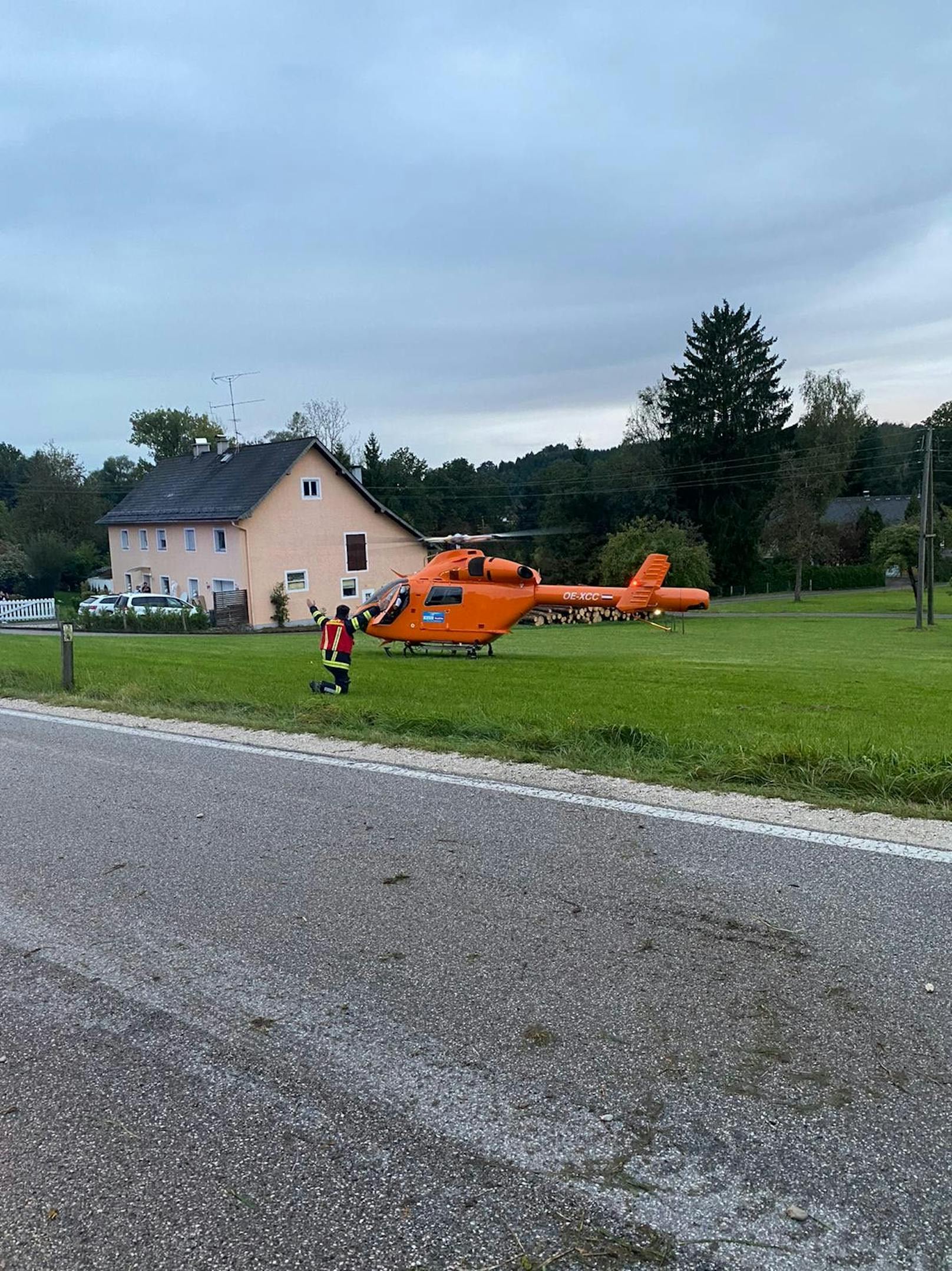 Der Mann war nicht angeschnallt, flog nach dem Unfall 15 Meter durch die Luft.