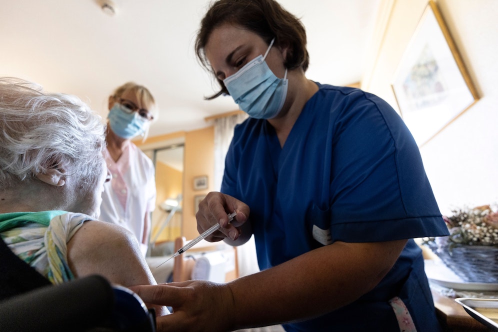 Seit Beginn des Jahres bis Mitte August sind 677 Menschen in Pflegeheimen nach einer Corona-Infektion gestorben.