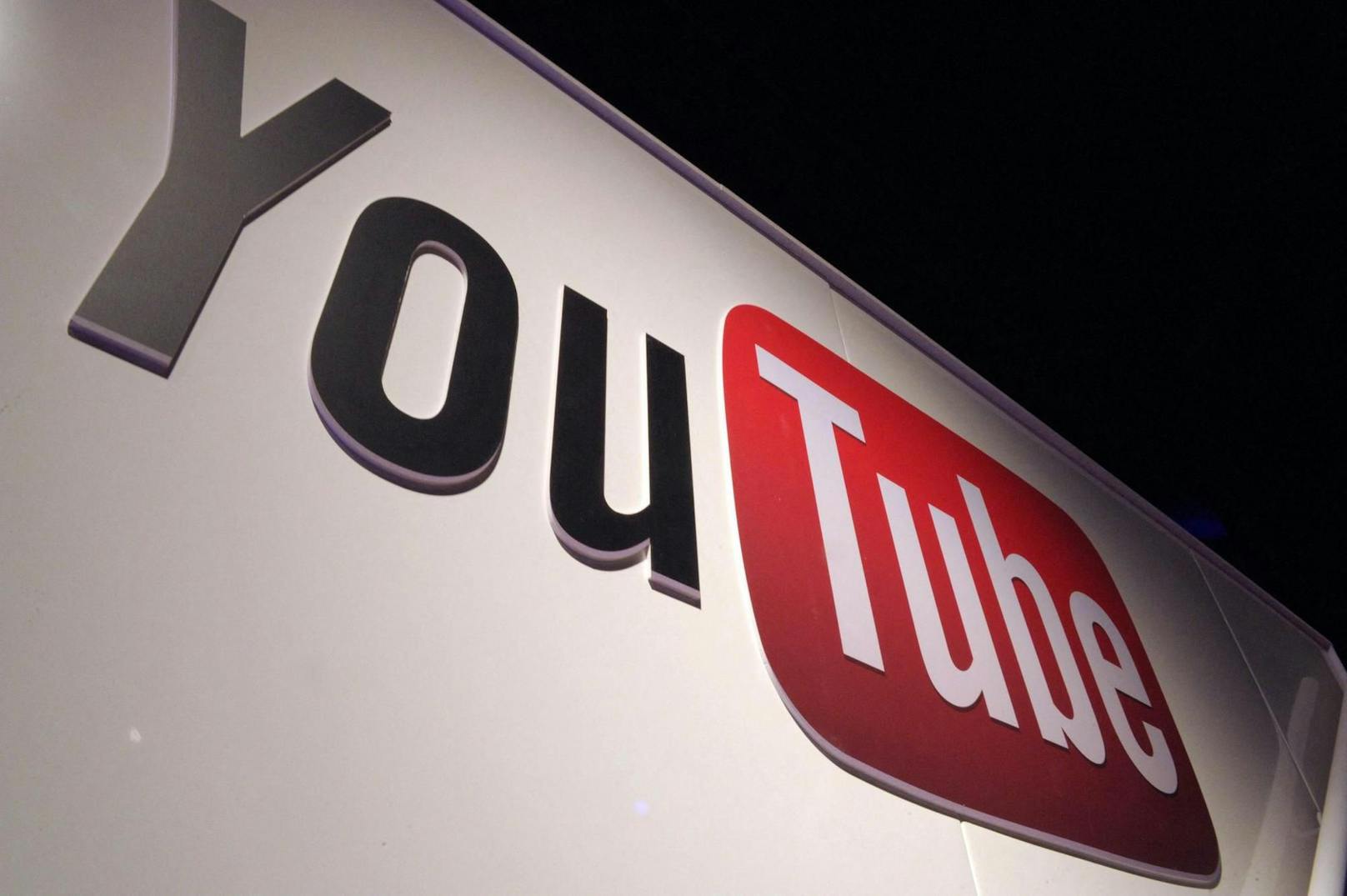 YouTube sperrt verschiedene Videos und Konten auf der eigenen Plattform.