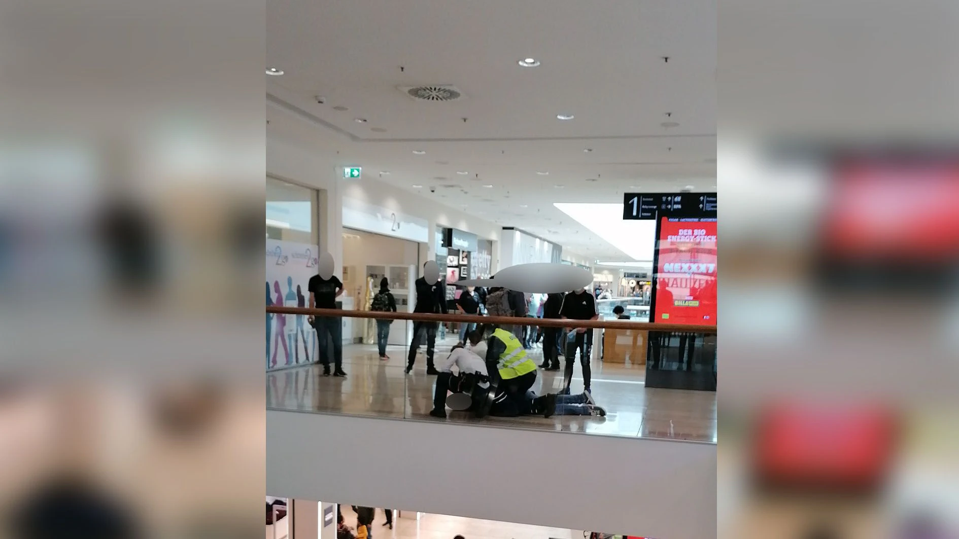 Insgesamt drei Sicherheitsmänner mussten den Verweigerer schließlich beruhigen
