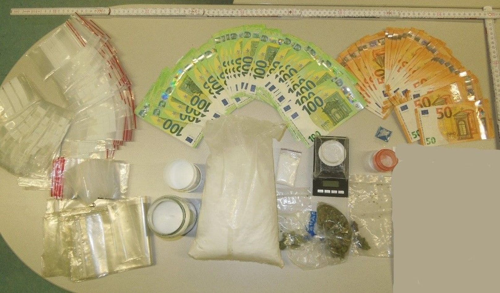 Die Polizei stellte die synthetischen Drogen und das erwirtschaftete Geld sicher.