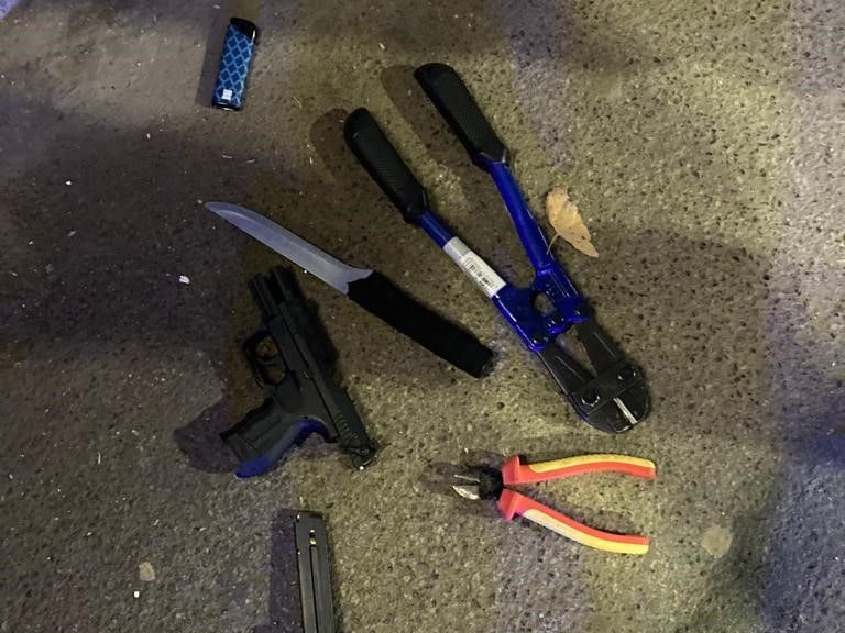 Das Messer und die <a href="https://www.heute.at/s/autofahrer-mit-schreckschusspistole-bedroht-23177409">Schreckschusspistole</a> sowie mutmaßliches Einbruchswerkzeug wurden sichergestellt.&nbsp;