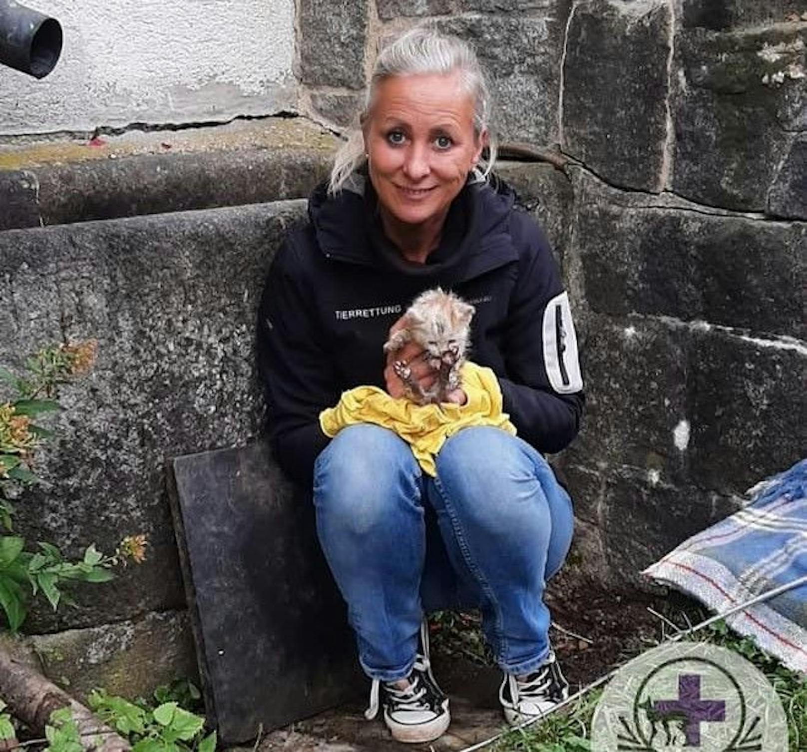 Daniela Bachmaier mit dem geretteten Kätzchen