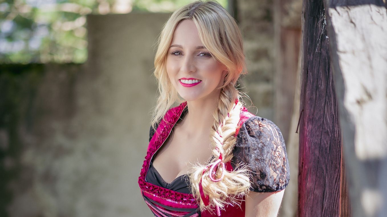 BILD zu OTS - Passend zur Melissa-Lederhose gibtÕs auch ein Mieder-Oberteil in pink.