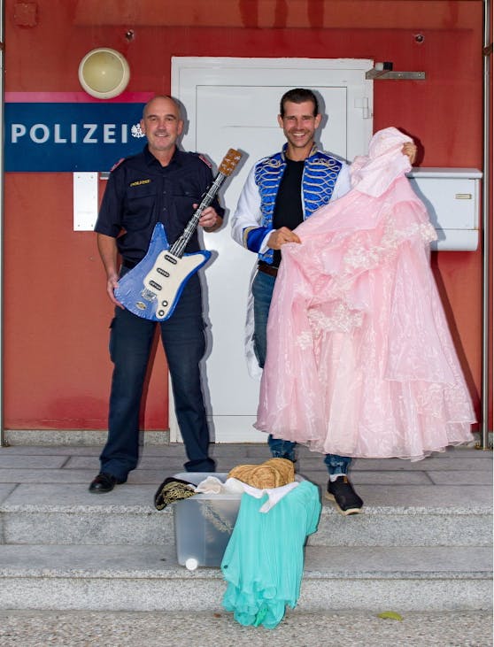 Gruppeninspektor Mario Lehner von der PI Spratzern übergab Zirkusdirektor Alexander Schneller (Circus Pikard) die gestohlenen Sachen.