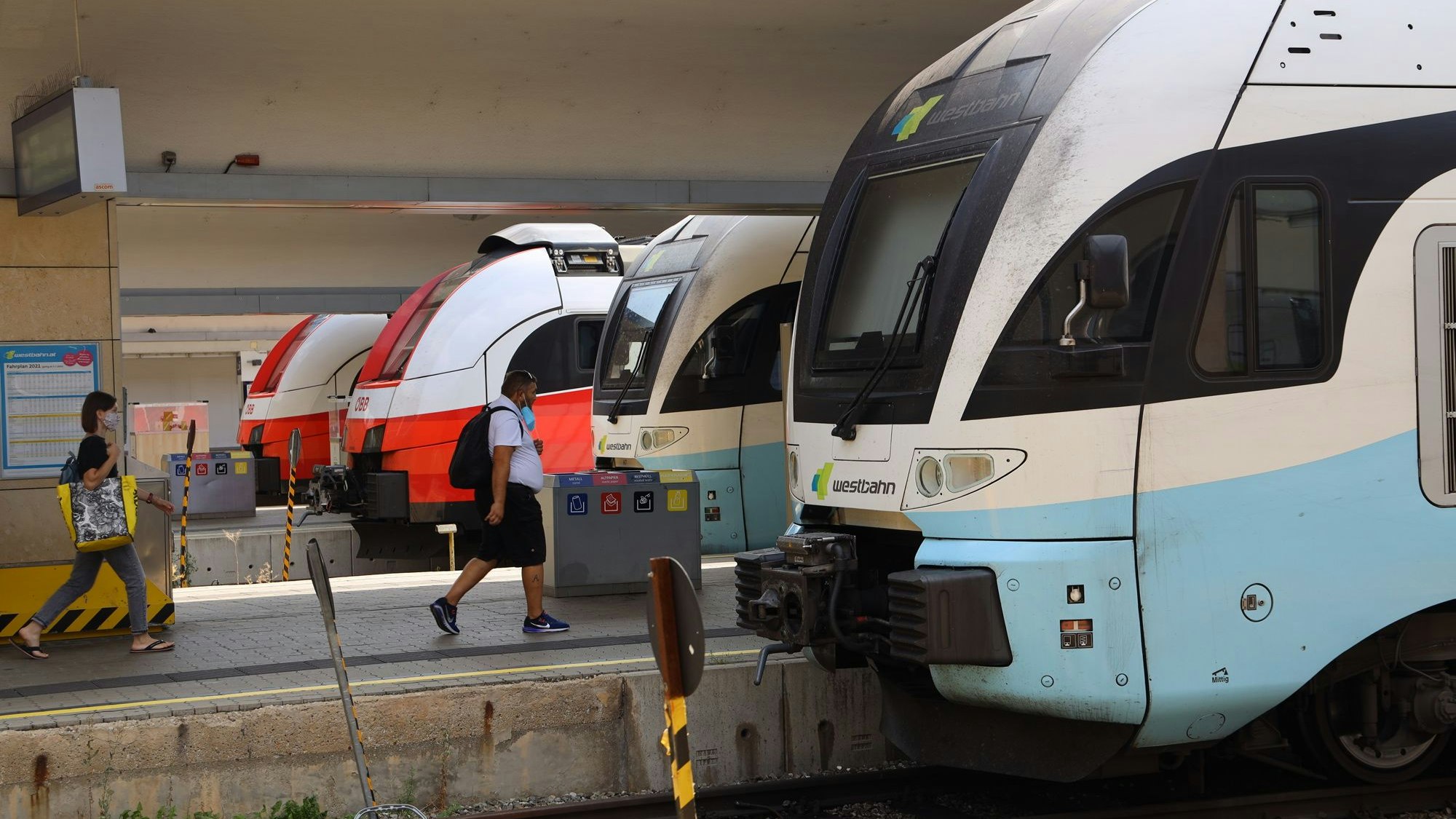 Download von www.picturedesk.com am 30.09.2021 (07:56).  ÖBB und WESTBAHN - Westbahnhof Wien, Westbahnhof, 22. 08. 2021 Klima Ticket - Öffentlicher Verkehr - ÖBB - Westbahn Copyright Karl Schöndorfer TOPPRESS - 20210822_PD1243 - Rechteinfo: Rights Managed (RM)