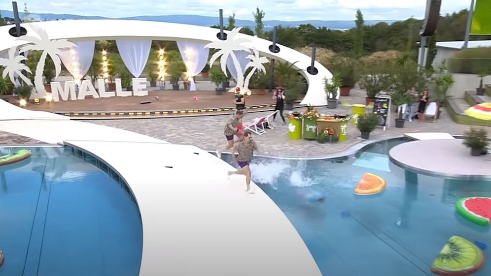 Beim Sprung in den Pool kam es fast zum Unglück.