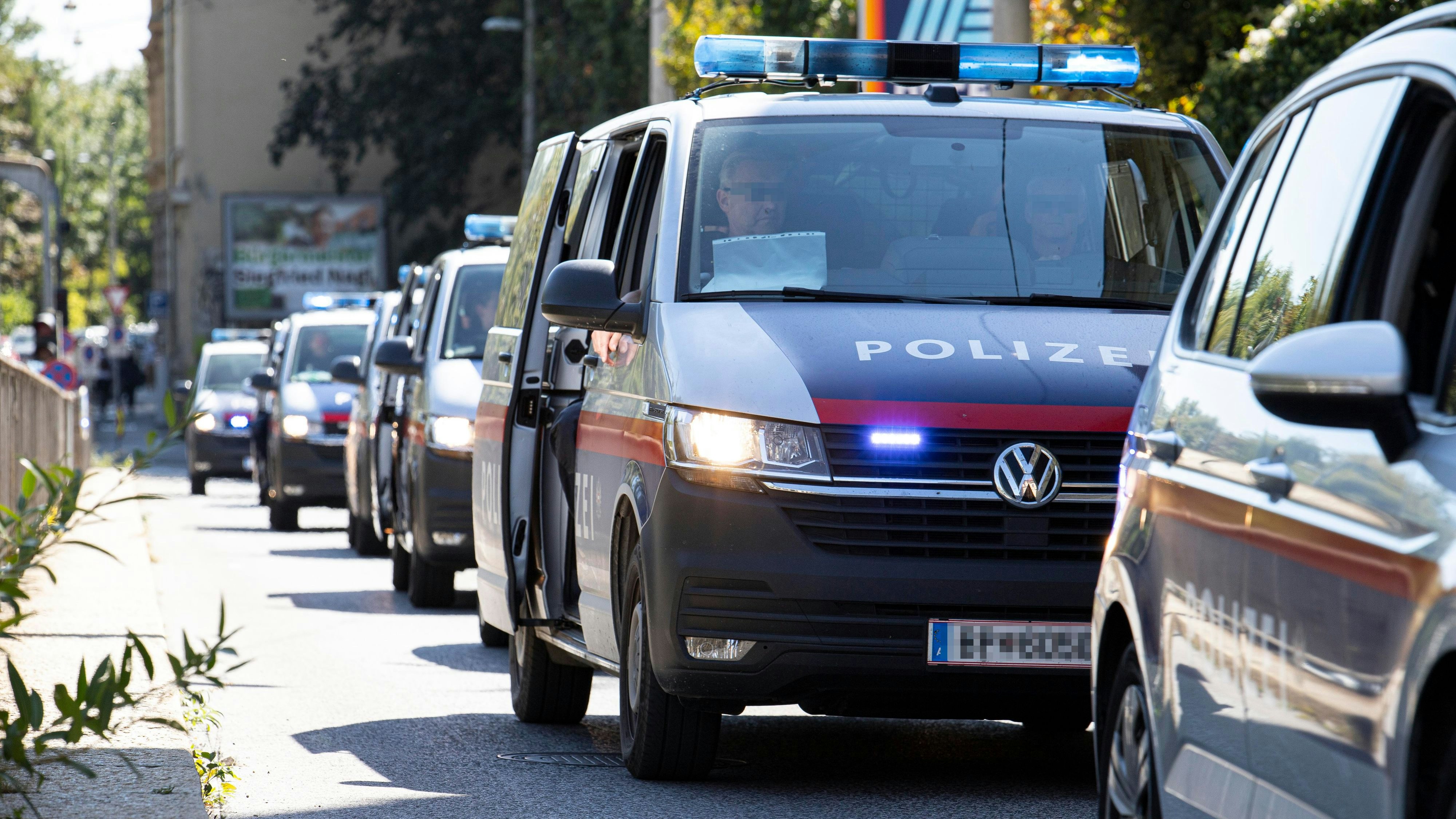 Download von www.picturedesk.com am 30.09.2021 (11:10).  Während einer Demonstration befindet sich die Grazer Polizei im Einsatz. Im Bild: Polizeiauto mit Blaulicht. Graz, Steiermark, Österreich. 24.09.2021 // Graz police forces are in service during a demosntration. Picture: Police vehicle with blue flah lights. Graz, Styria, Austria. September 24th, 2021 - 20210924_PD17701 - Rechteinfo: Rights Managed (RM)