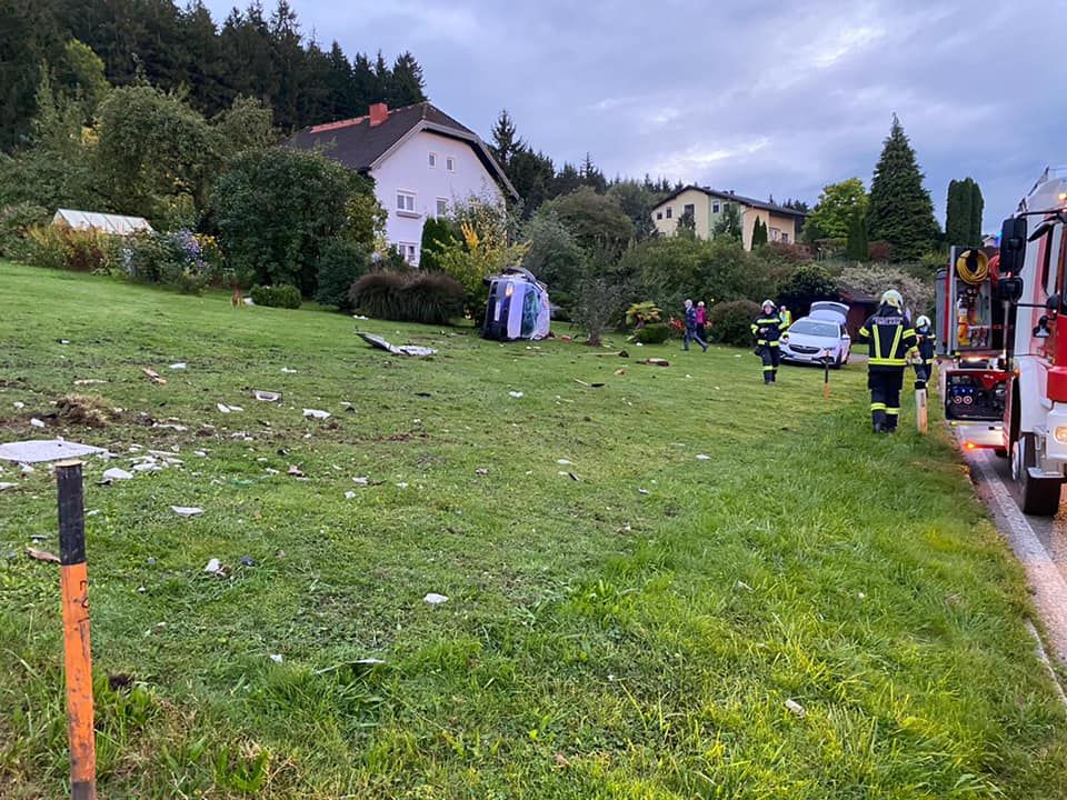 Der Lenker kam samt Autotür 15 Meter vor einer Hauseinfahrt zum Liegen.