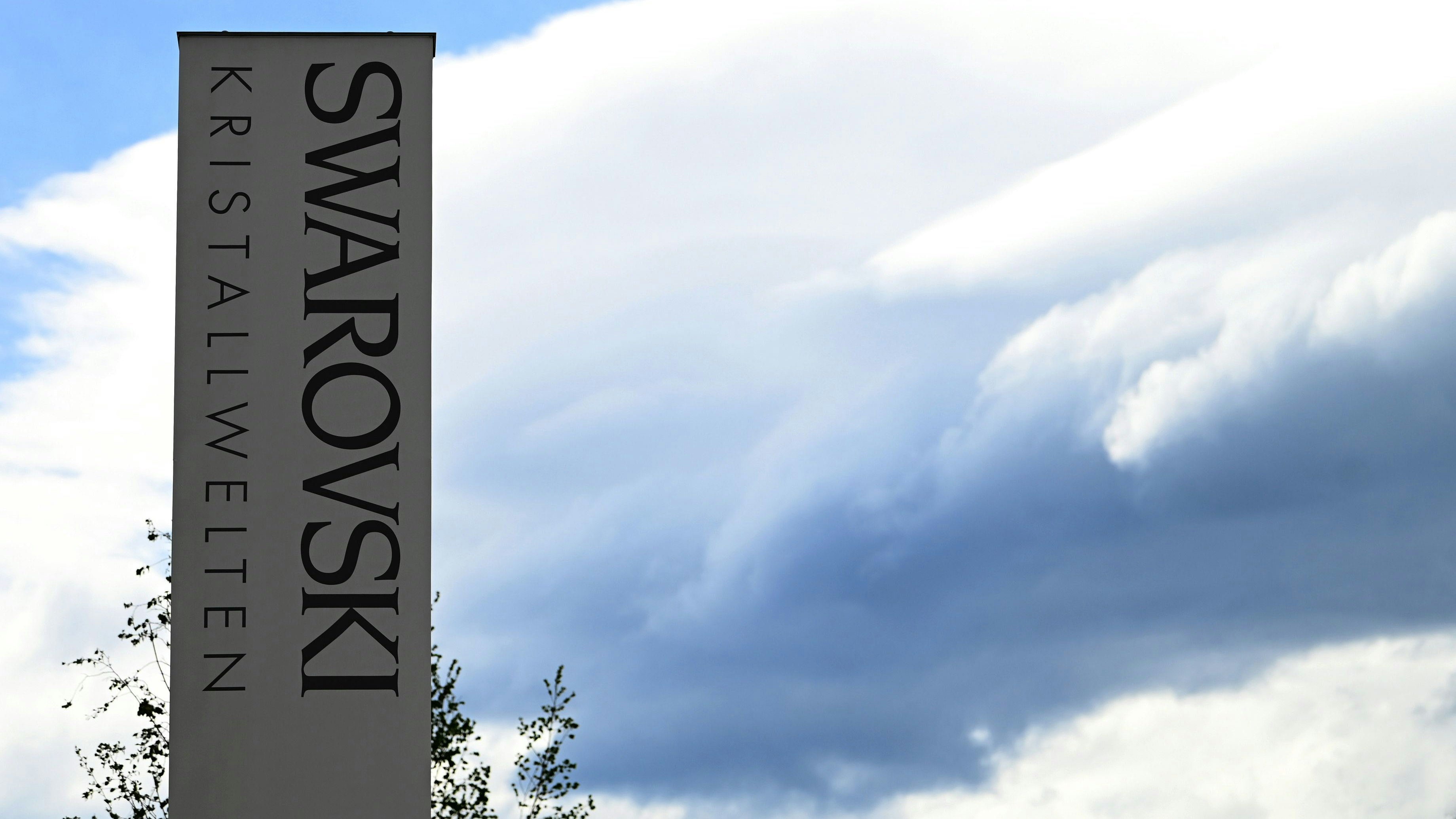 Download von www.picturedesk.com am 30.09.2021 (12:50).  ABD0004_20210512 - WATTENS - ÖSTERREICH: ++ THEMENBILD ++ Das Logo "Swarovksi Kristallwelten" des Tiroler Kristallkonzerns Swarovski in Wattens, am Dienstag, 11. Mai 2021. - FOTO: APA/BARBARA GINDL - 20210511_PD13060 - Rechteinfo: Rights Managed (RM)