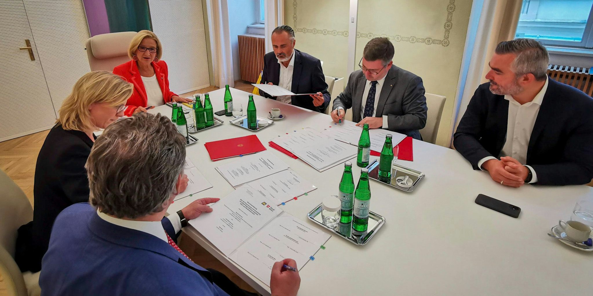Hier unterschreibt Landesrat Schleritzko das Klimaticket.