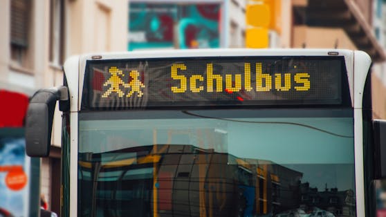 Ein 10-jähriger Tiroler geriet mit seinem Fuß unter den Vorderreifen eines Schulbusses. (Symbolfoto)