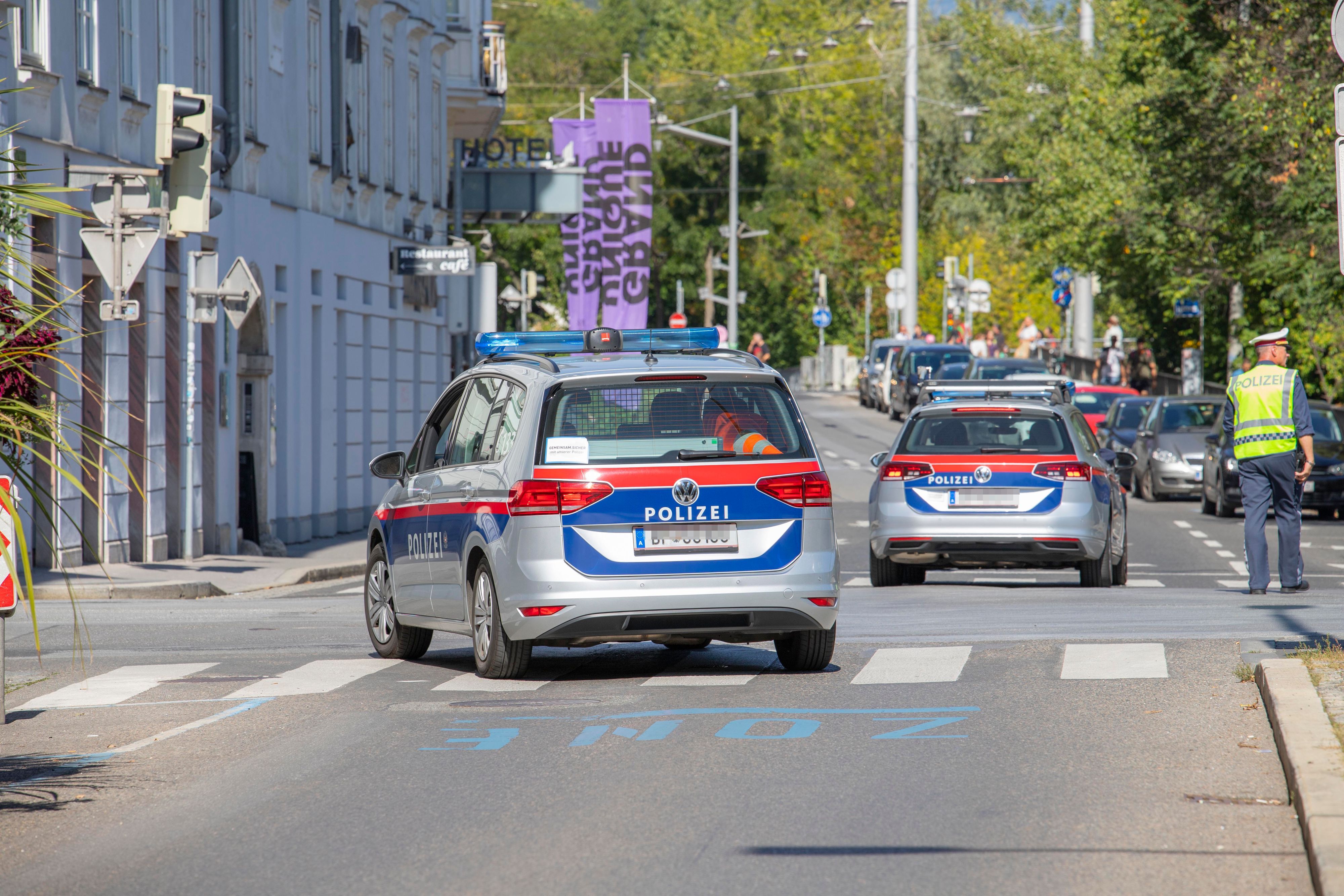 Download von www.picturedesk.com am 30.09.2021 (11:10).  Während einer Demonstration befindet sich die Grazer Polizei im Einsatz. Im Bild: Polizeiauto mit Blaulicht. Graz, Steiermark, Österreich. 24.09.2021 // Graz police forces are in service during a demosntration. Picture: Police vehicle with blue flah lights. Graz, Styria, Austria. September 24th, 2021 - 20210924_PD17687 - Rechteinfo: Rights Managed (RM)