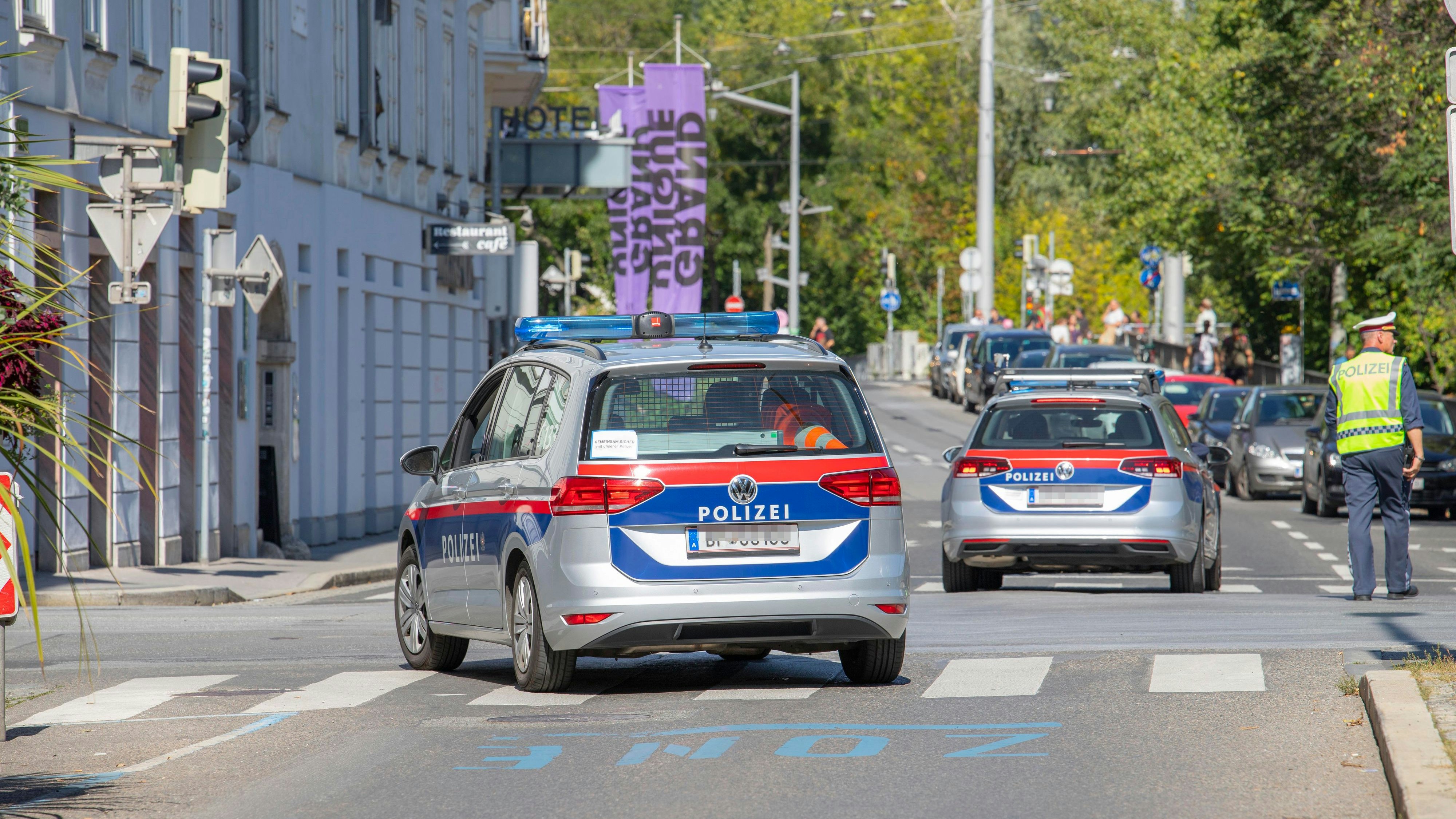 Download von www.picturedesk.com am 30.09.2021 (11:10).  Während einer Demonstration befindet sich die Grazer Polizei im Einsatz. Im Bild: Polizeiauto mit Blaulicht. Graz, Steiermark, Österreich. 24.09.2021 // Graz police forces are in service during a demosntration. Picture: Police vehicle with blue flah lights. Graz, Styria, Austria. September 24th, 2021 - 20210924_PD17687 - Rechteinfo: Rights Managed (RM)
