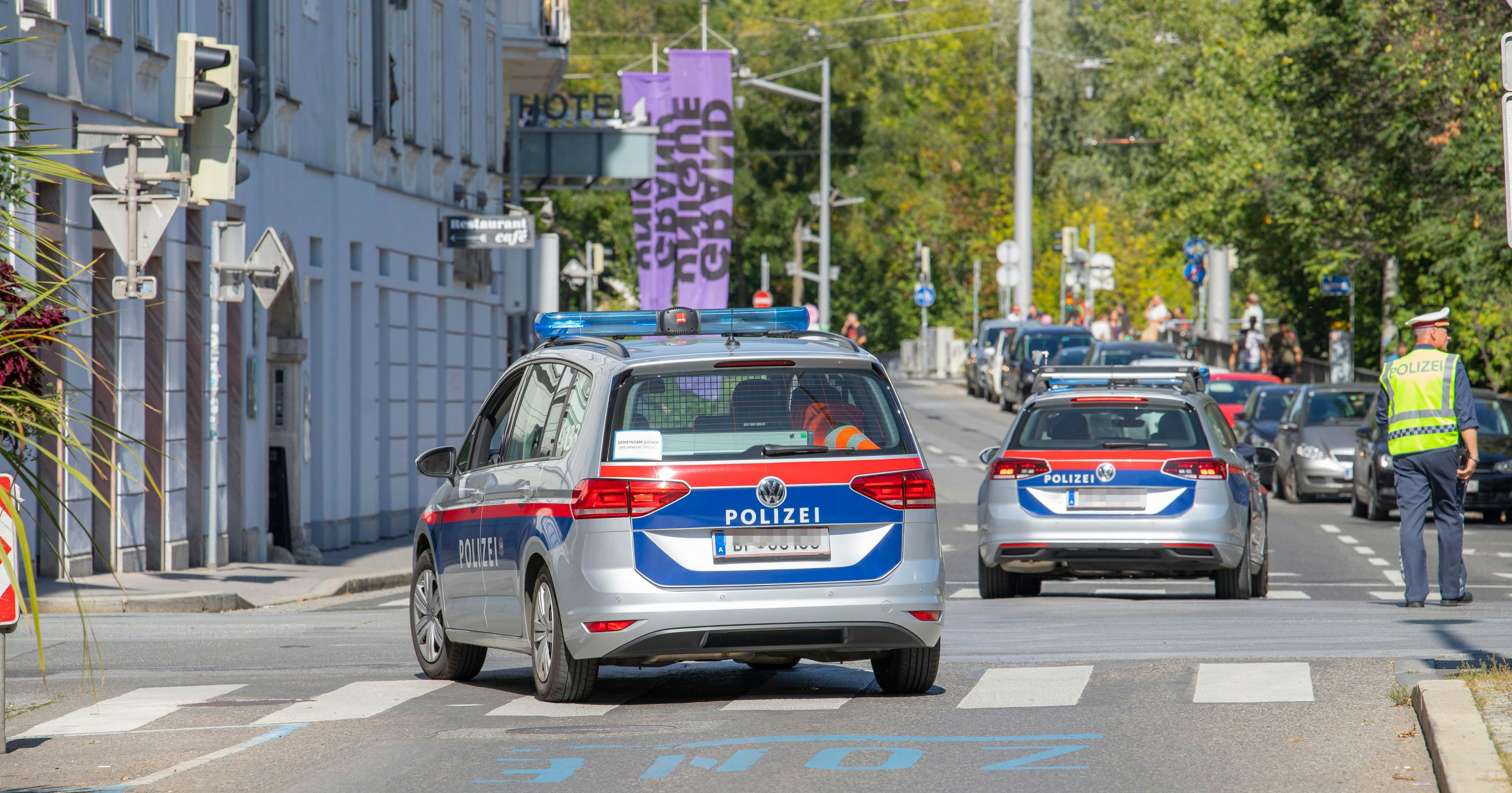 Download von www.picturedesk.com am 30.09.2021 (11:10).  Während einer Demonstration befindet sich die Grazer Polizei im Einsatz. Im Bild: Polizeiauto mit Blaulicht. Graz, Steiermark, Österreich. 24.09.2021 // Graz police forces are in service during a demosntration. Picture: Police vehicle with blue flah lights. Graz, Styria, Austria. September 24th, 2021 - 20210924_PD17687 - Rechteinfo: Rights Managed (RM)