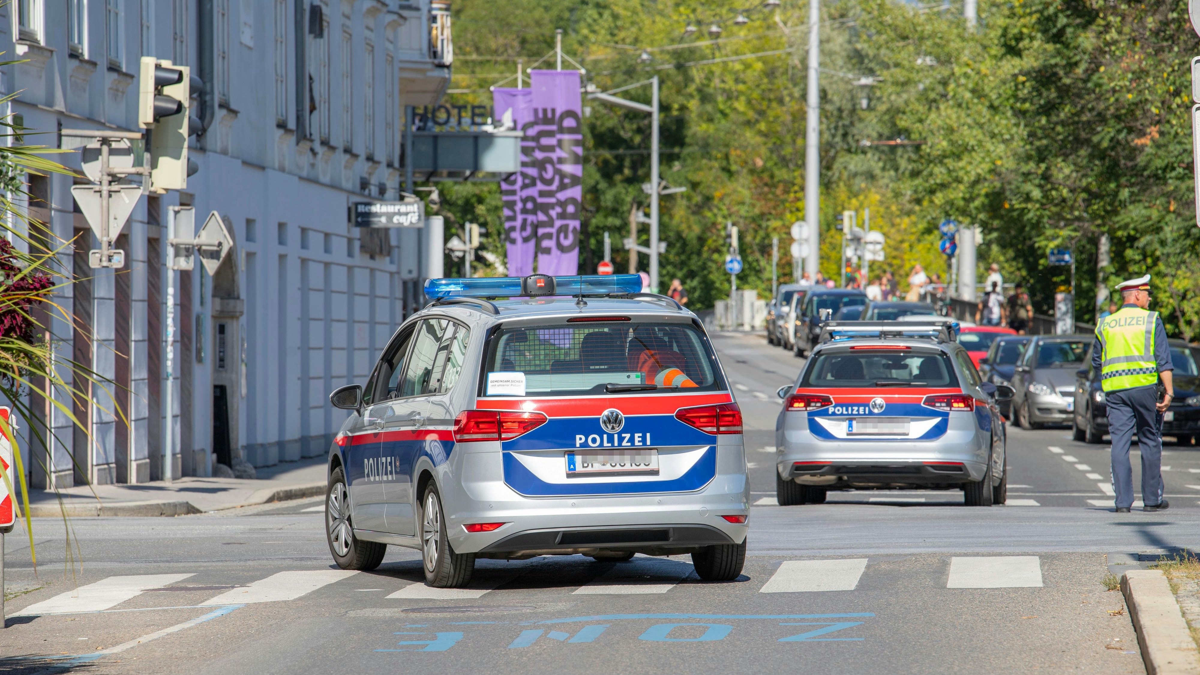 Download von www.picturedesk.com am 30.09.2021 (11:10).  Während einer Demonstration befindet sich die Grazer Polizei im Einsatz. Im Bild: Polizeiauto mit Blaulicht. Graz, Steiermark, Österreich. 24.09.2021 // Graz police forces are in service during a demosntration. Picture: Police vehicle with blue flah lights. Graz, Styria, Austria. September 24th, 2021 - 20210924_PD17687 - Rechteinfo: Rights Managed (RM)