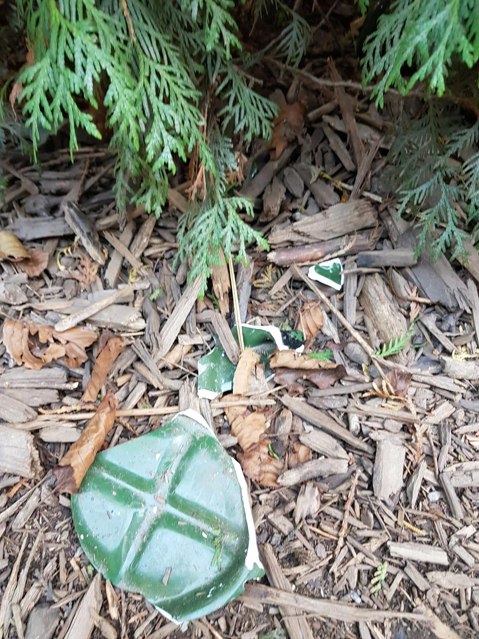 Die vielen zerstörten Gartenzwerge.