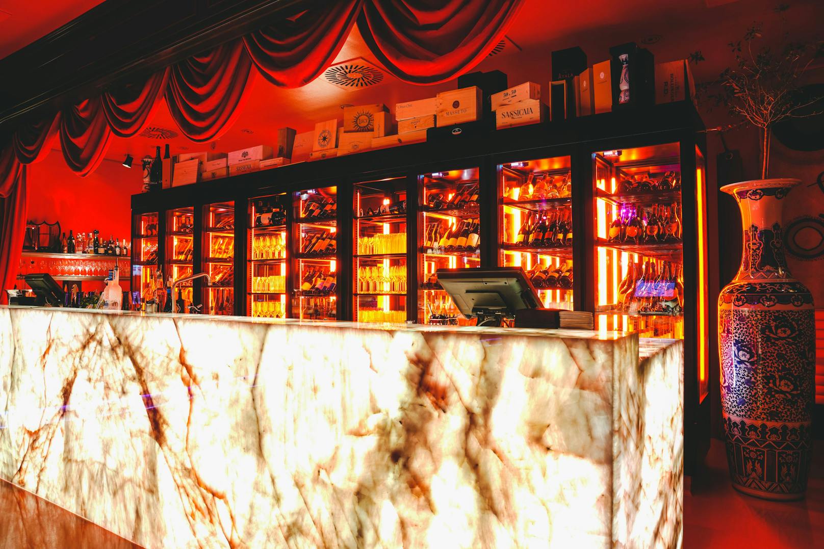 Zentraler Blickfang ist die weitläufige und imposante Bar aus Rosenquarz.