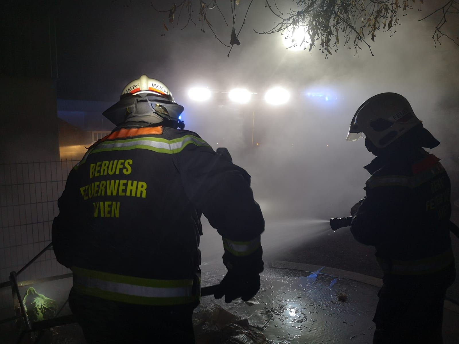 Die Feuerwehr in der Silvesternacht 2020.