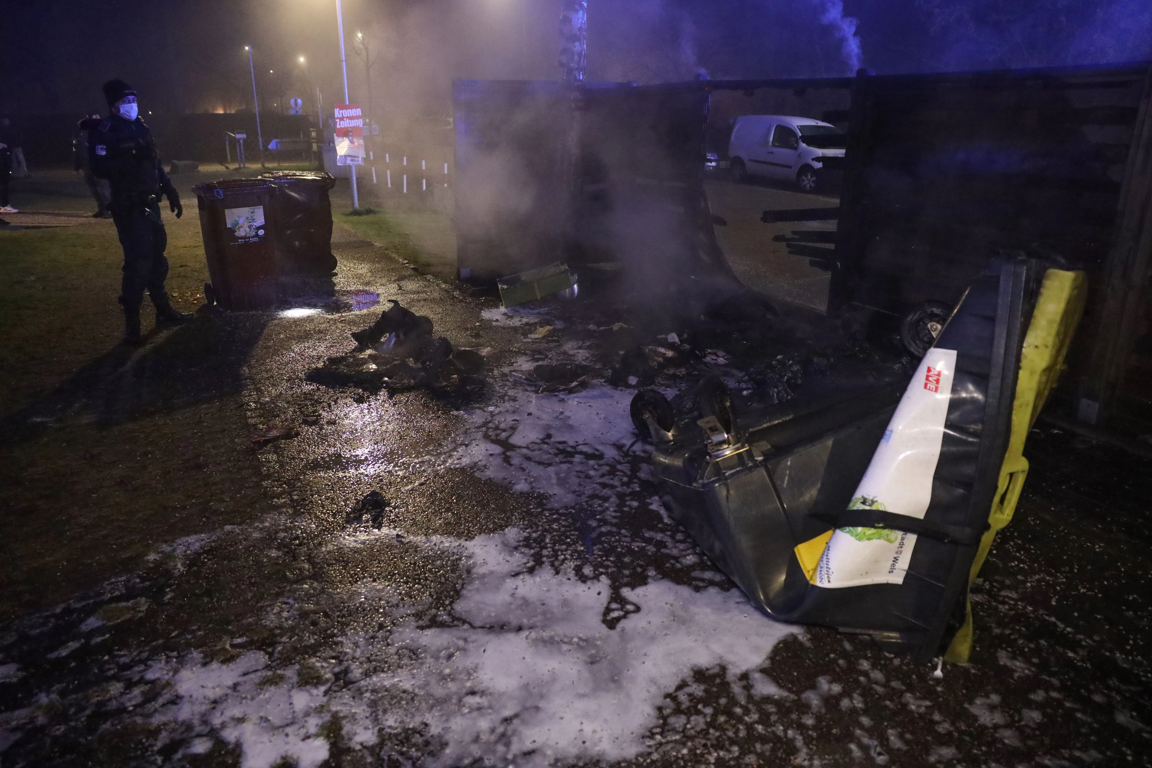 In Wels wurden zahlreiche Müllinseln und Abfallcontainer in Brand gesetzt