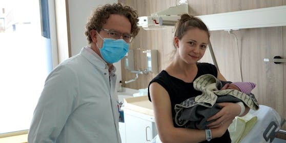 Tirols Neujahrsbaby Dimo mit seiner Mama Laura und dem Chef der Gynäkologie in Hall, Peter Widschwendter.
