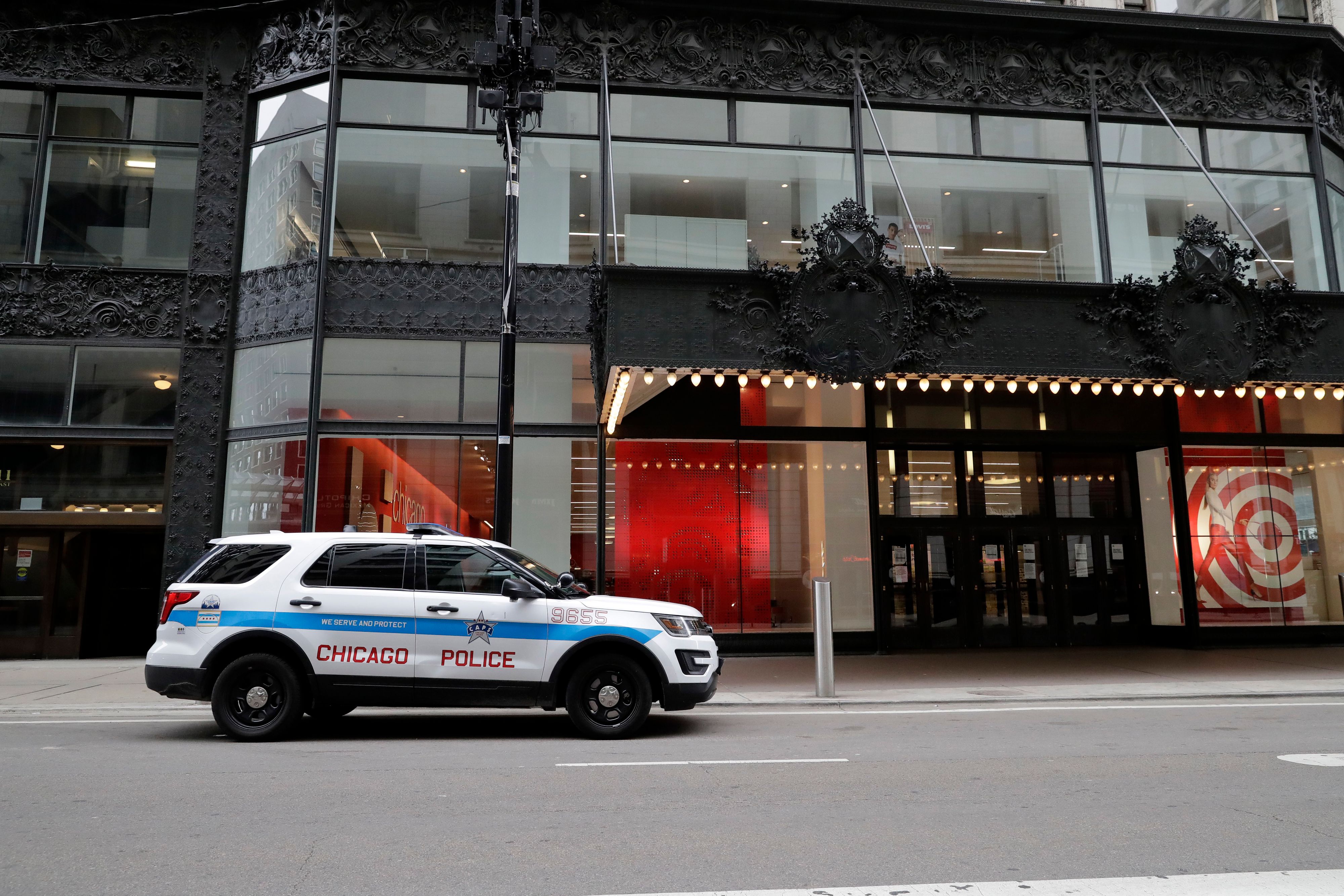 Ein Mann hat bei einer Serie von Angriffen in Chicago drei Menschen erschossen und vier weitere schwer verletzt.