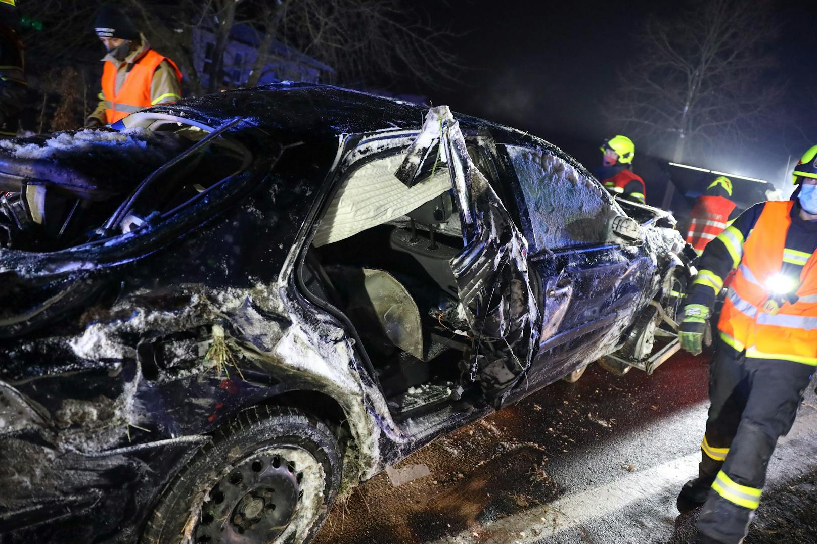 In Alkoven (Bezirk Eferding) ist es am Samstag zu einem schweren Verkehrsunfall gekommen. Bei dem Crash wurden drei Personen verletzt.