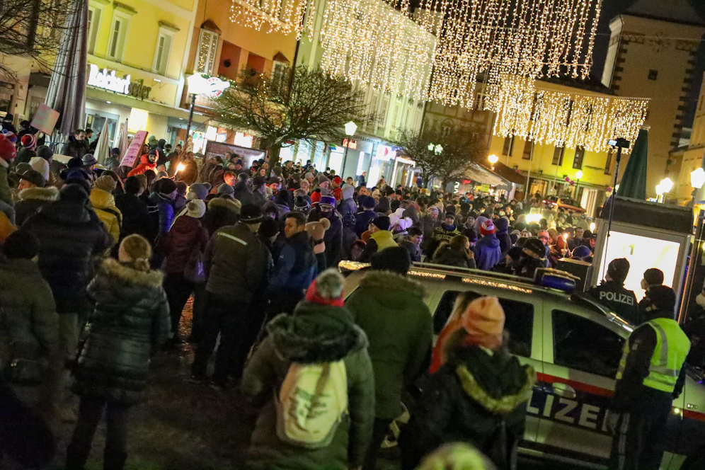 Bei Demonstrationen in Vöcklabruck und Linz waren insgesamt rund 2.000 Menschen. Die Infektionszahlen sinken nur langsam. Weil sich viele nicht an die Maßnahmen halten?