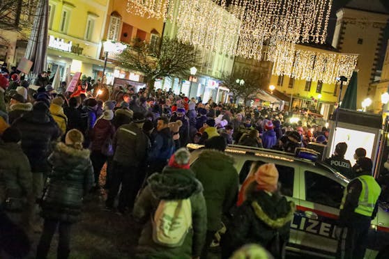 Bei Demonstrationen in Vöcklabruck und Linz waren insgesamt rund 2.000 Menschen. Die Infektionszahlen sinken nur langsam. Weil sich viele nicht an die Maßnahmen halten?