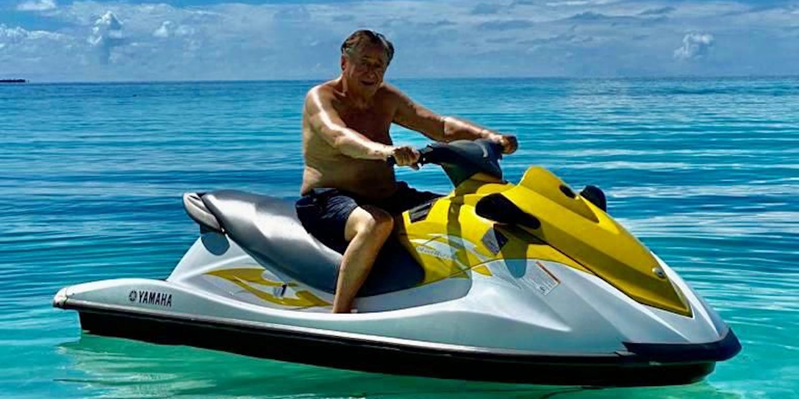 Richard Lugner vergangene Woche beim Jet-Ski-Fahren auf den Malediven.<br>