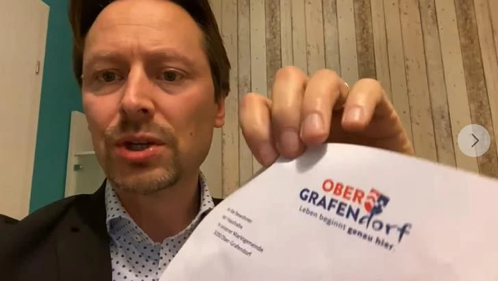 Bürgermeister Handlfinger mit dem Schreiben