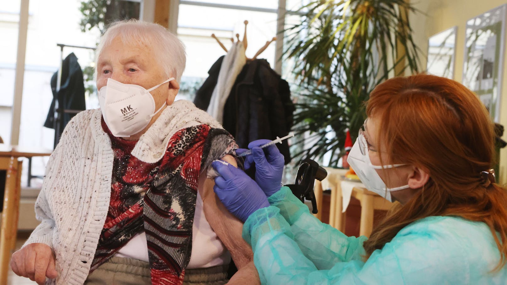Hier erhält eine 94-Jährige gerade eine Corona-Impfung.