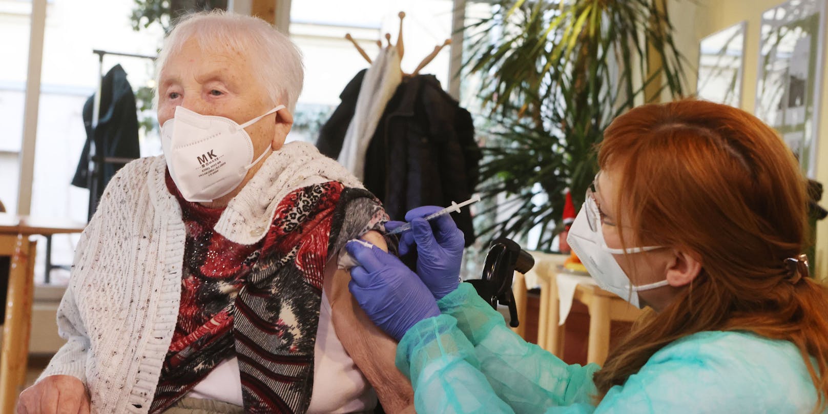 Hier erhält eine 94-Jährige gerade eine Corona-Impfung.