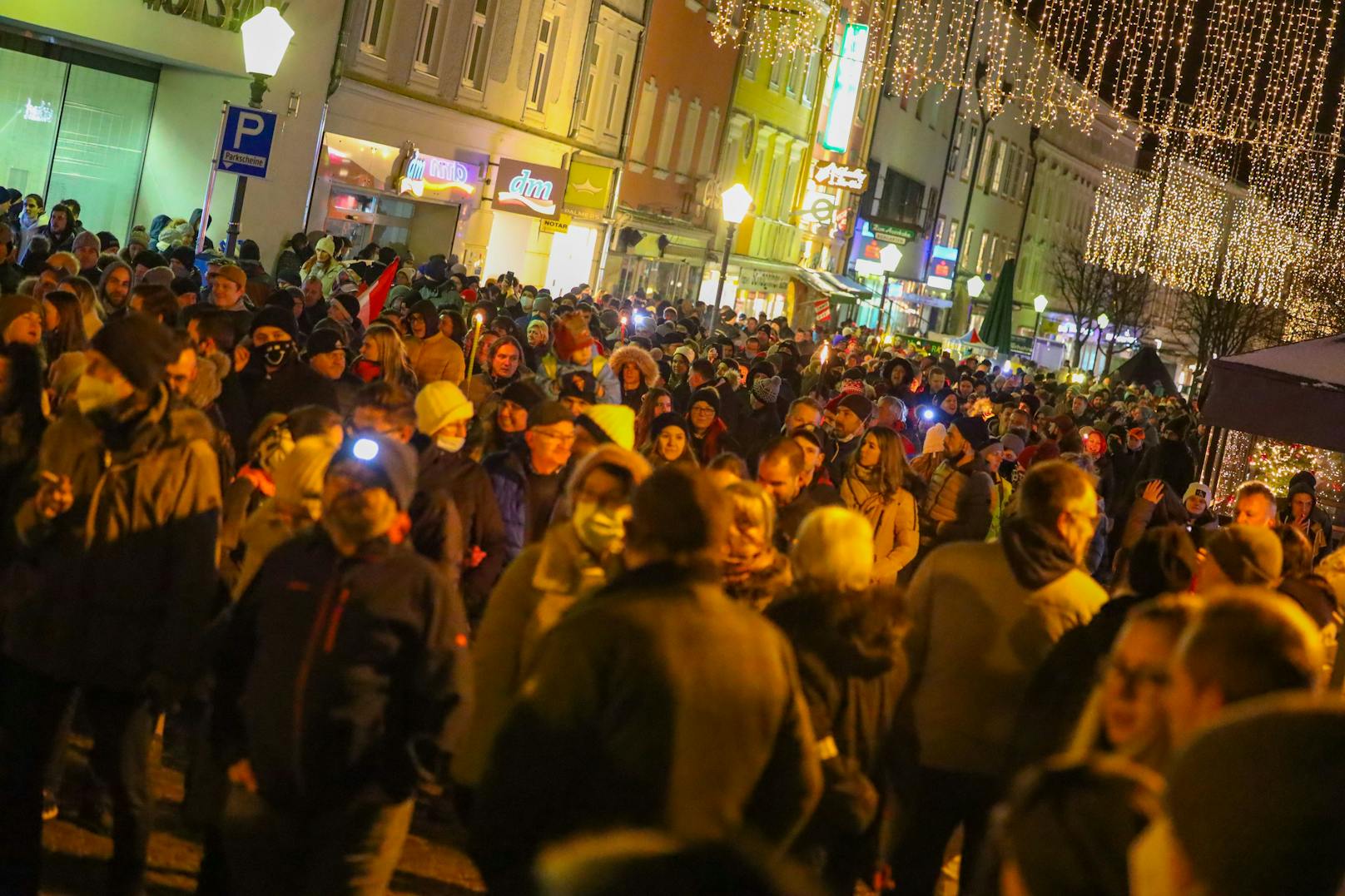 Bei Demonstrationen in Vöcklabruck und Linz waren insgesamt rund 2.000 Menschen. Die Infektionszahlen sinken nur langsam. Weil sich viele nicht an die Maßnahmen halten?