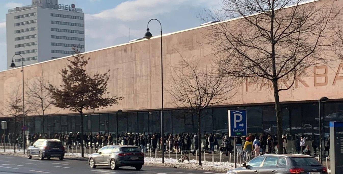 Am Samstag stellten sich Eislauf-Fans in einer 150-Meter-Schlange vor dem Parkbad an. Die Wartezeit betrug 90 Minuten.
