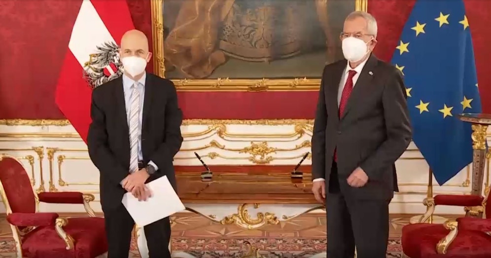 Bundespräsident Alexander van der Bellen und der neue Arbeitsminister Martin Kocher (links)