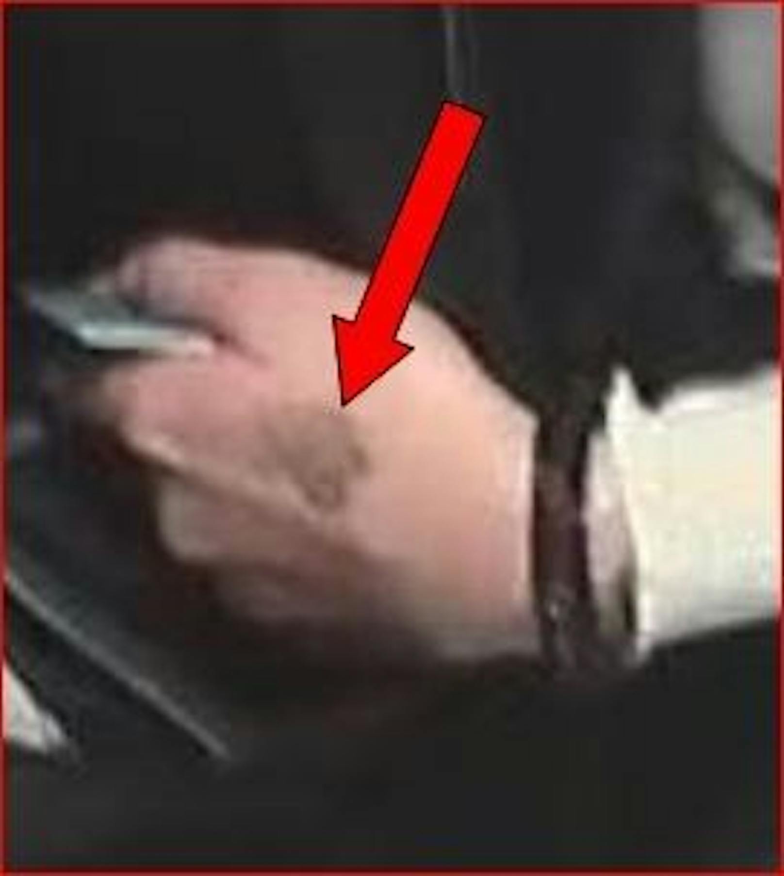 Eine der beiden Tatverdächtigen hat eine Auffälligkeit an der linken äußeren Handseite (Tätowierung oder Hautveränderung).
