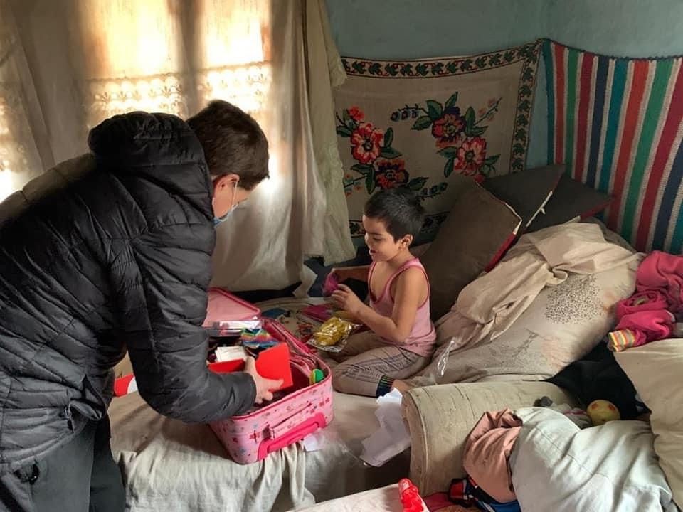 Maia (6) freudig beim Auspacken