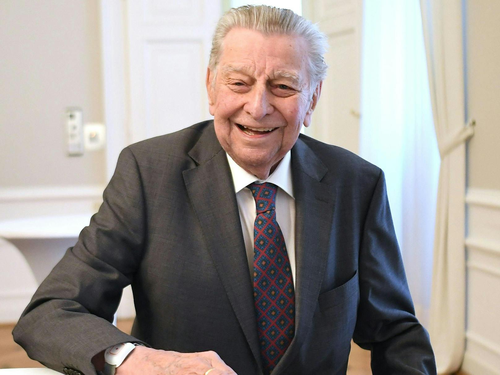 Hugo Portisch verstarb am 1. April 2021 im Alter von 94 Jahren. Die Stadt Wien ehrt den Journalisten nun mit einer Straße vor dem ORF-Zentrum.